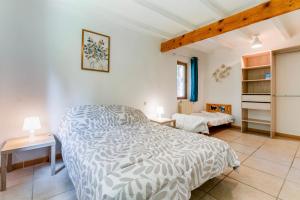 un dormitorio con una cama en una habitación en Maisonnette Provençale, en Le Thor