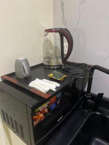 ein Mixer auf einer Mikrowelle in der Unterkunft Hala 04 استديو انيق ومستقل in Quai