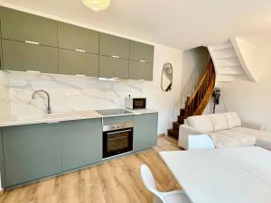 Kuchyň nebo kuchyňský kout v ubytování Petite Maison de ville face au château et du canal + 8 fotografií