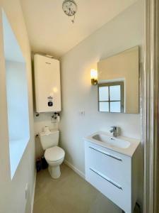 Koupelna v ubytování Petite Maison de ville face au château et du canal