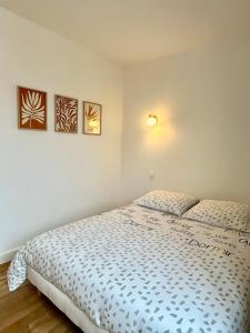 Postel nebo postele na pokoji v ubytování Petite Maison de ville face au château et du canal