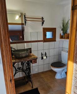 Ένα μπάνιο στο Chambre d'hôtes et de charme "Au Clos des Ammonites chez Ange&Sébastien " +8 φωτογραφίες