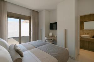 Costel Residence, Right on the Beach Retreat, By ThinkVilla في فوديلي: غرفة نوم بسرير وحمام مع حوض