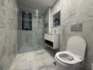 Koupelna v ubytování מתחם שמיים ותכלת נתניה + 7 fotografií