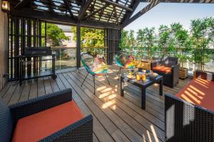 un porche acristalado con sillas y una mesa en Ar Pavilhon, en Douarnenez