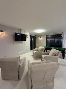 TV a/nebo společenská místnost v ubytování מתחם שמיים ותכלת נתניה