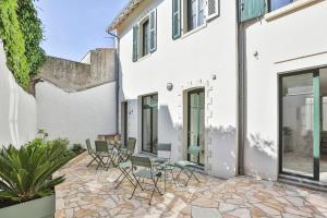 un patio de una casa con sillas y mesa en Les Sables - 100m grande plage, en Les Sables-dʼOlonne