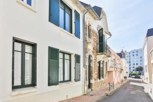 una calle vacía en una ciudad con ventanas en Les Sables - 100m grande plage, en Les Sables-dʼOlonne
