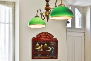 dos luces colgando de una pared con una foto en Les Sables - 100m grande plage, en Les Sables-dʼOlonne