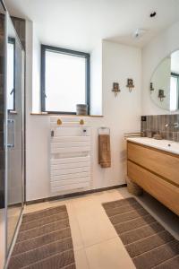 Un baño con bañera, lavabo y ventana. en Ar Pavilhon, en Douarnenez 14 fotos más