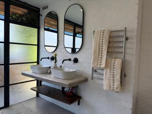 een badkamer met twee wastafels en twee spiegels bij EersteBosch Cottages in Stellenbosch +111 foto's