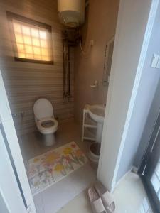 Koupelna v ubytování غرفة وصالة الجوري 1 ابواب ذكية