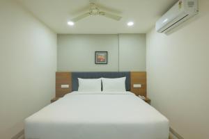 Postel nebo postele na pokoji v ubytování Stae Hotel-Gachibowli