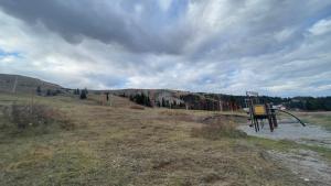 un campo vuoto con un cartello nell'erba di Le jas a Selonnet