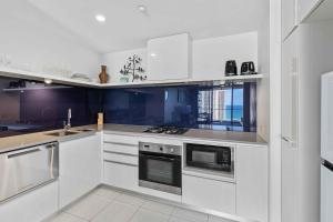 Кухня или мини-кухня в Circle on Cavill - Hosted by Coastal Letting Co.
