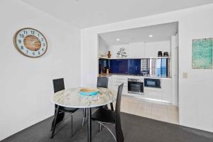 Кухня или мини-кухня в Circle on Cavill - Hosted by Coastal Letting Co.
