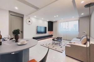 ein Wohnzimmer mit Sofa und Tisch in der Unterkunft EHUB - Nanjing Road 2Bedroom Apartment in Shanghai