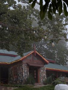 Afbeelding uit fotogalerij van Misty Peaks Resort in Murree