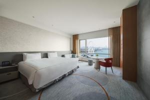 a hotel room with a large white bed and a desk at InterContinental Suzhou Hotel by IHG in Suzhou +128 photos
