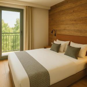 een slaapkamer met een groot bed met een groot raam bij WALDGUT Naturresort in Bad Gottleuba +20 foto's