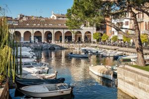 CavrianaにあるLa Casina Delle Olghe 1の川に停船