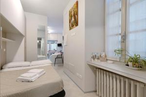 CavrianaにあるLa Casina Delle Olghe 1のベッドと窓のある白い部屋