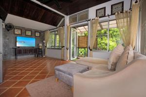 Телевизор и/или развлекательный центр в Villa Hillside 2-story-3BR-Private Pool near Big Buddha