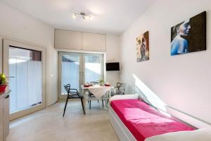 CavrianaにあるLa Casina Delle Olghe 1のベッドルーム1室(ベッド1台、テーブル、ダイニングルーム付)