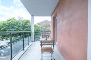 un balcone con tavolo e sedie di Le Rev'touch T2 avec balcon & parking proche Airbus a Tolosa