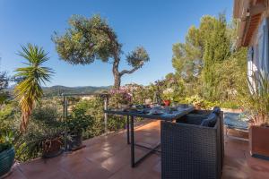 ピエルフ・デュ・バールにあるAu Jardin Des Couleursの木々が植わるパティオ(テーブル、椅子付) +14枚の写真