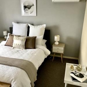 Postel nebo postele na pokoji v ubytování Urban Oasis