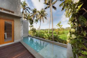 乌布The Kanndra Villa Ubud的阳台享有泳池景