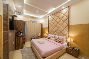 صورة لـ Perfectstayz Premium at Harkipauri Road - Ganga view rooftop cafe في حاريدوار +29 صورة