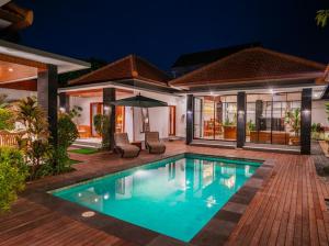 La pileta dentro o cerca de Harbie Villa 2 3 fotos más