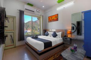 Un dormitorio con una cama grande y una ventana en Saalak Lite By Divine Dev Darshan Valley, en Rishīkesh 29 fotos más