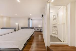 Postel nebo postele na pokoji v ubytování Tokyo Modern Sakura House Gakugei 7min Shibuya by TRAIN Sakura River 10 min