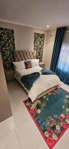 ein Schlafzimmer mit einem großen Bett und einem Teppich in der Unterkunft Villa De Luna in Avondale, Lomagundi Road in Tudeley + 61 Fotos