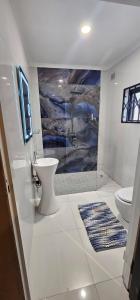 ein Bad mit einem WC und einem Wandgemälde in der Unterkunft Villa De Luna in Avondale, Lomagundi Road in Tudeley