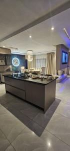 eine Küche mit einer Kochinsel in einem Zimmer in der Unterkunft Villa De Luna in Avondale, Lomagundi Road in Tudeley