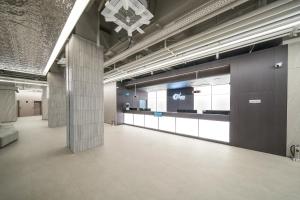 une grande pièce avec un couloir avec du carrelage blanc dans l'établissement Ocean 2 You Resort Seorak Beach Hotel & Condo, à Sokcho