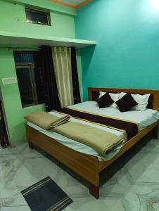 Ένα ή περισσότερα κρεβάτια σε δωμάτιο στο Shri Sita Vallabh Pad Chhaya