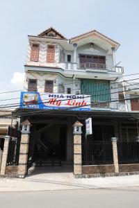 ein Gebäude mit einem Schild davor in der Unterkunft Nhà Nghỉ Mỹ Linh - Quảng Ngãi in Mỹ Lộc