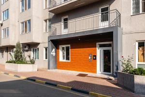 ein Gebäude mit orangefarbener Wand und Tür in der Unterkunft Просторная квартира с балконом в ЖК Атлант in Almaty