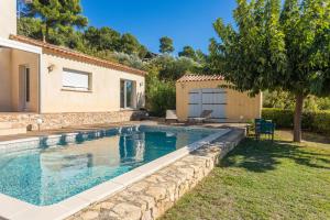 Bazén v ubytování La vue des Anges nebo v jeho okolí + 12 fotografií