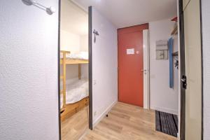 レレックスにあるValo'Neige - Station de ski à piedのベッドルームにつながるドア付きの小さな部屋