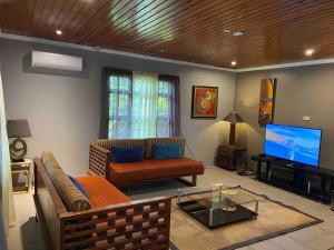 TV a/nebo společenská místnost v ubytování Blue Rose Home, Central Nadi, Martintar