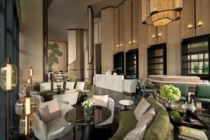 un restaurant avec une table, des chaises, des tables et des chaises dans l'établissement Crowne Plaza Taixing, à Taizhou