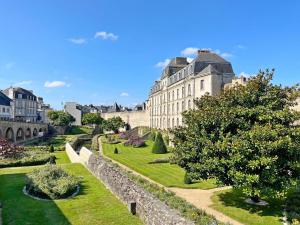 un jardín frente a un gran edificio en La petite godaille, en Auray