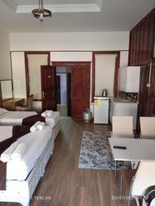 ein Wohnzimmer mit 2 Betten und eine Küche in der Unterkunft Yörgüç Paşa Konağı Apart Otel in Amasya