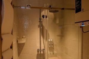 eine Dusche mit einer Glastür in einem Badezimmer in der Unterkunft Hills hotel karakol in Akchiy + 25 Fotos